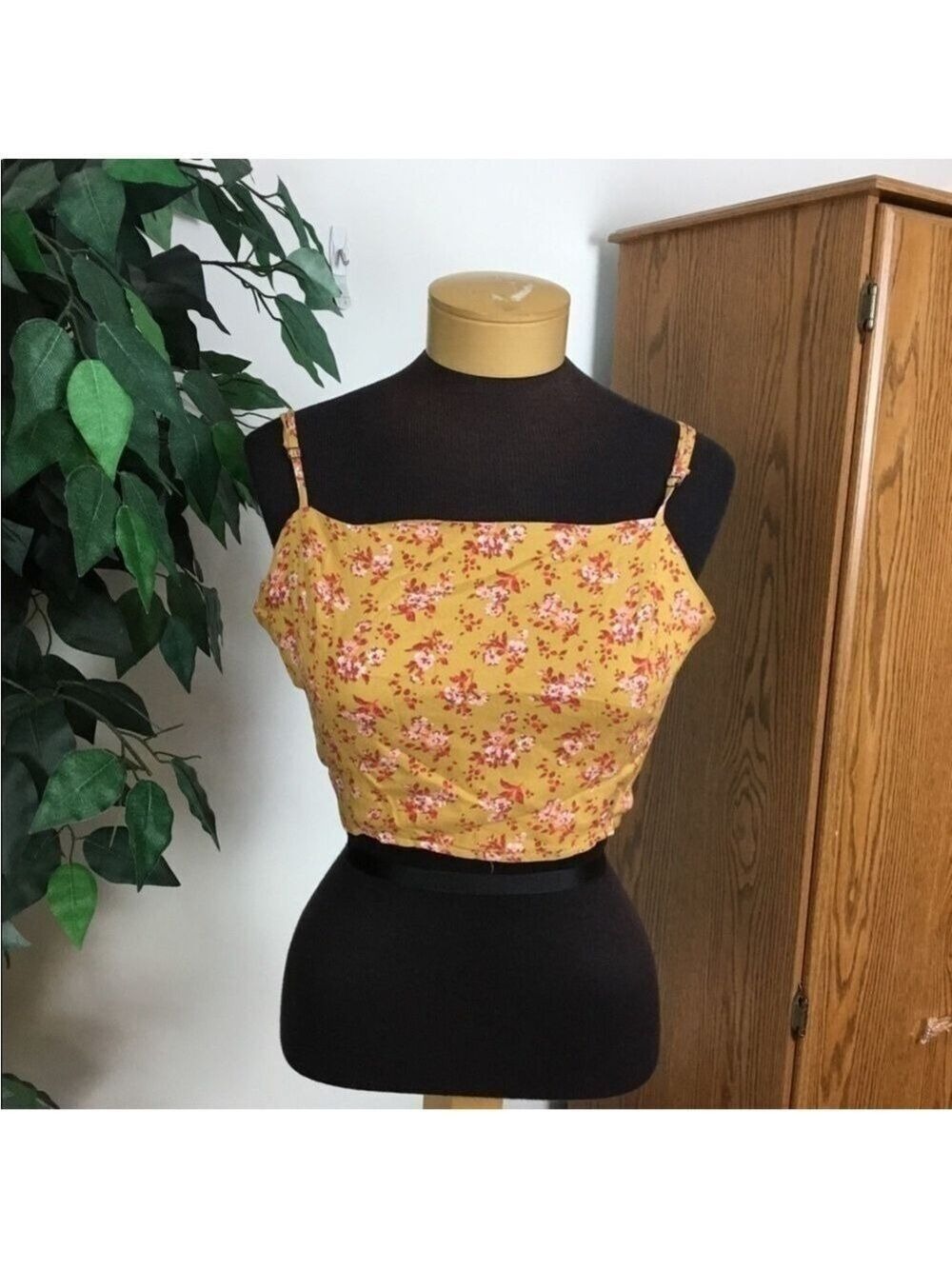 Aeropostale floral crop top Woman’s size XL adjustable strap with tie back